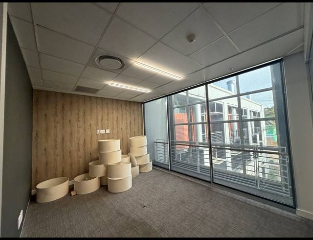 250M² BUILDING TO LET IN FORESHORE